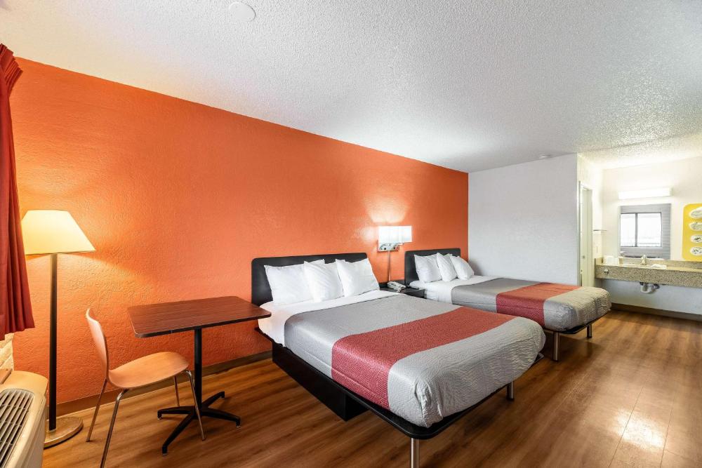 Deluxe Queen Room with Two Queen Beds - Non-Smoking interior